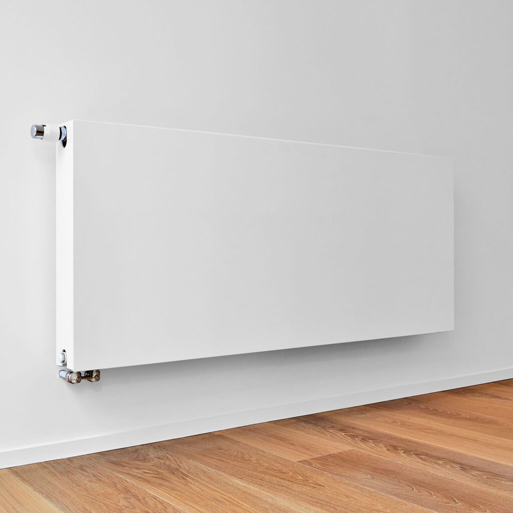 radiator tegen de muur voor een optimale verwarming in huis